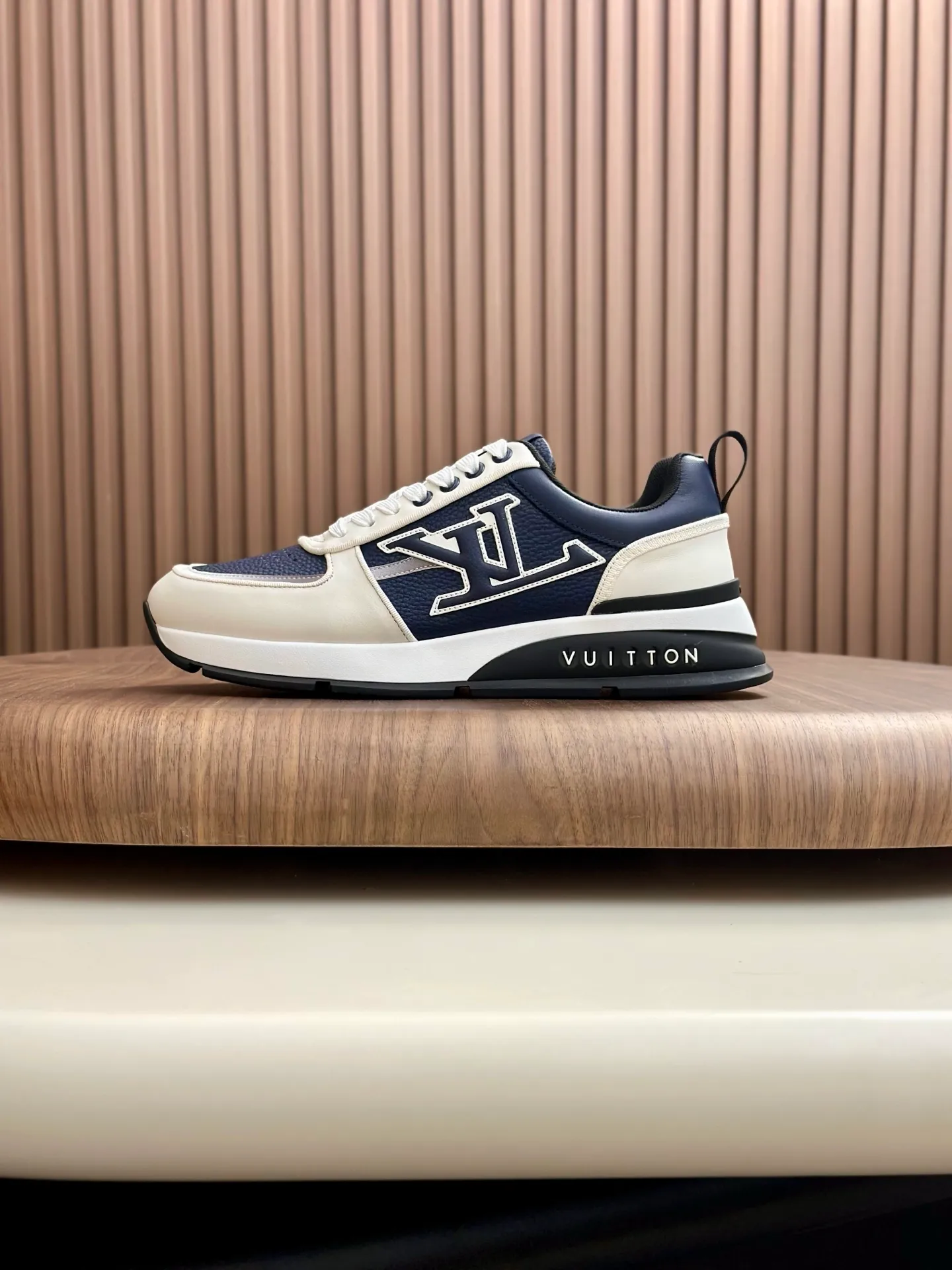 Men's shoes💰820 Lv 🔍Top purchasing agent🇮🇹 Louis Vuitton, the sports sneaker counter is synchronized, the uppers are imported from Italy, high-quality splicing colorful and complex crafts, the imported mesh padding is soft and comfortable, soles: original soles specially provided by the original factory, T men's men's shoes 💰U exclusive movable molded soles are super comfortable, original factory and single goods, 🔍🔍high quality, you can enter and leave the counter at will, welcome to compare, code number 38-44 (customized 45)